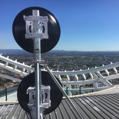 Dual microwave links mounted on GC76 roof mast