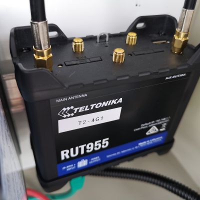 Teltonika RUT955 with MIMO external antennas connected