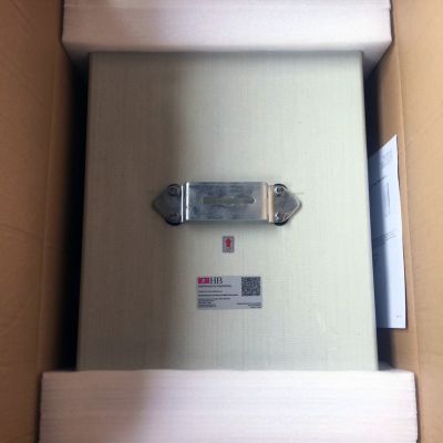 2XPA-6996-15 High gain 700 MHz B28 panel antenna for UE / CPE applications in box